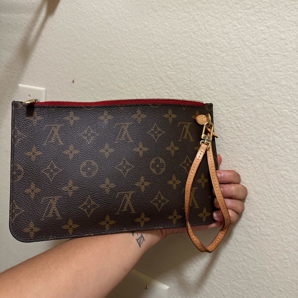 Louis Pouch red inside can wear many ways